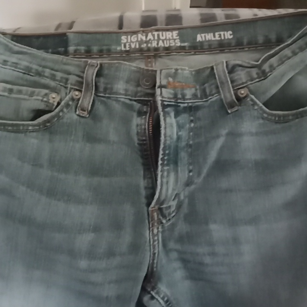 Men's Levi signature medium washed jeans good condition no stains, or rips.
